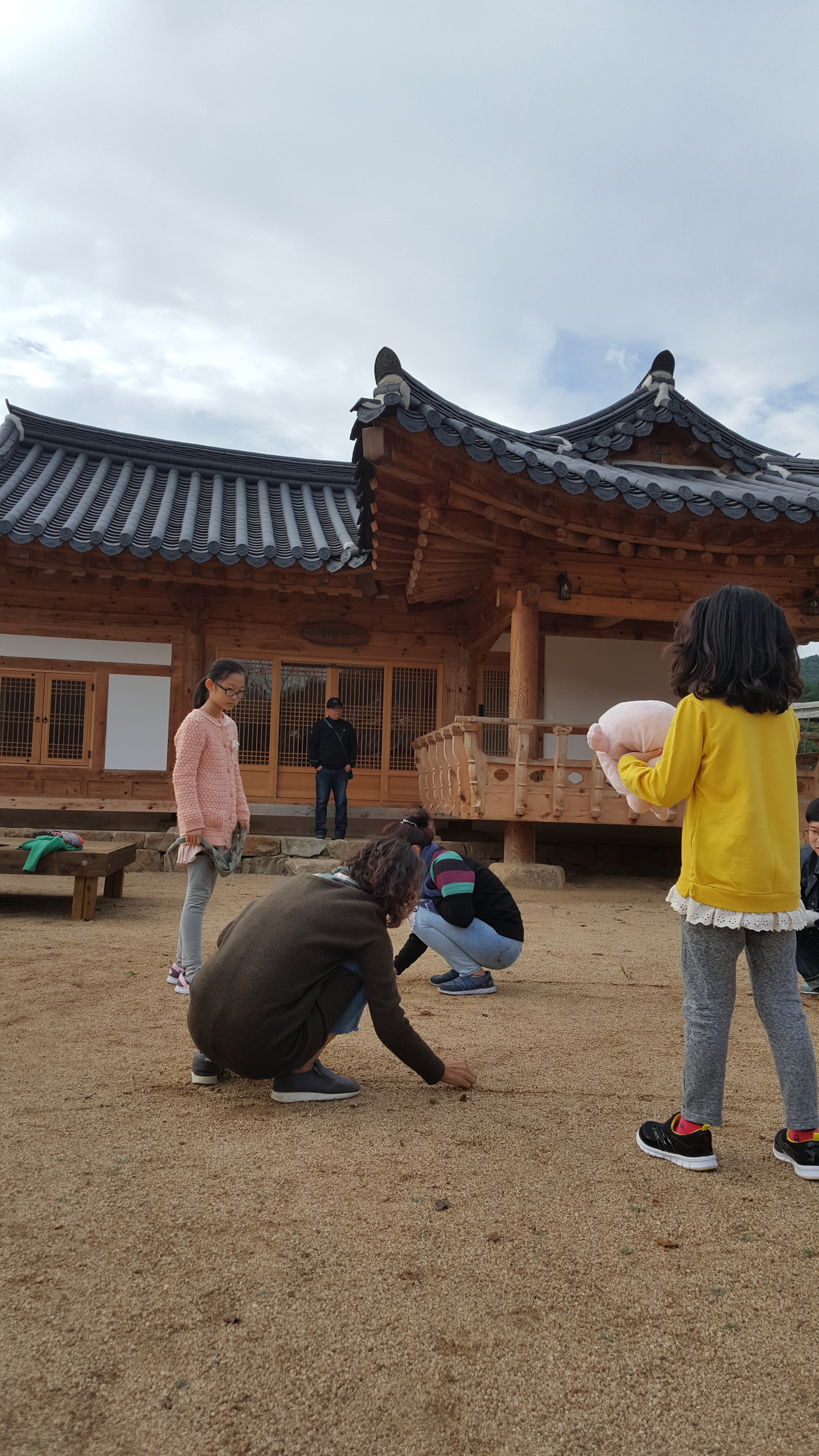 한옥마당에서 시간가는 중 모르고~ 첨부 이미지