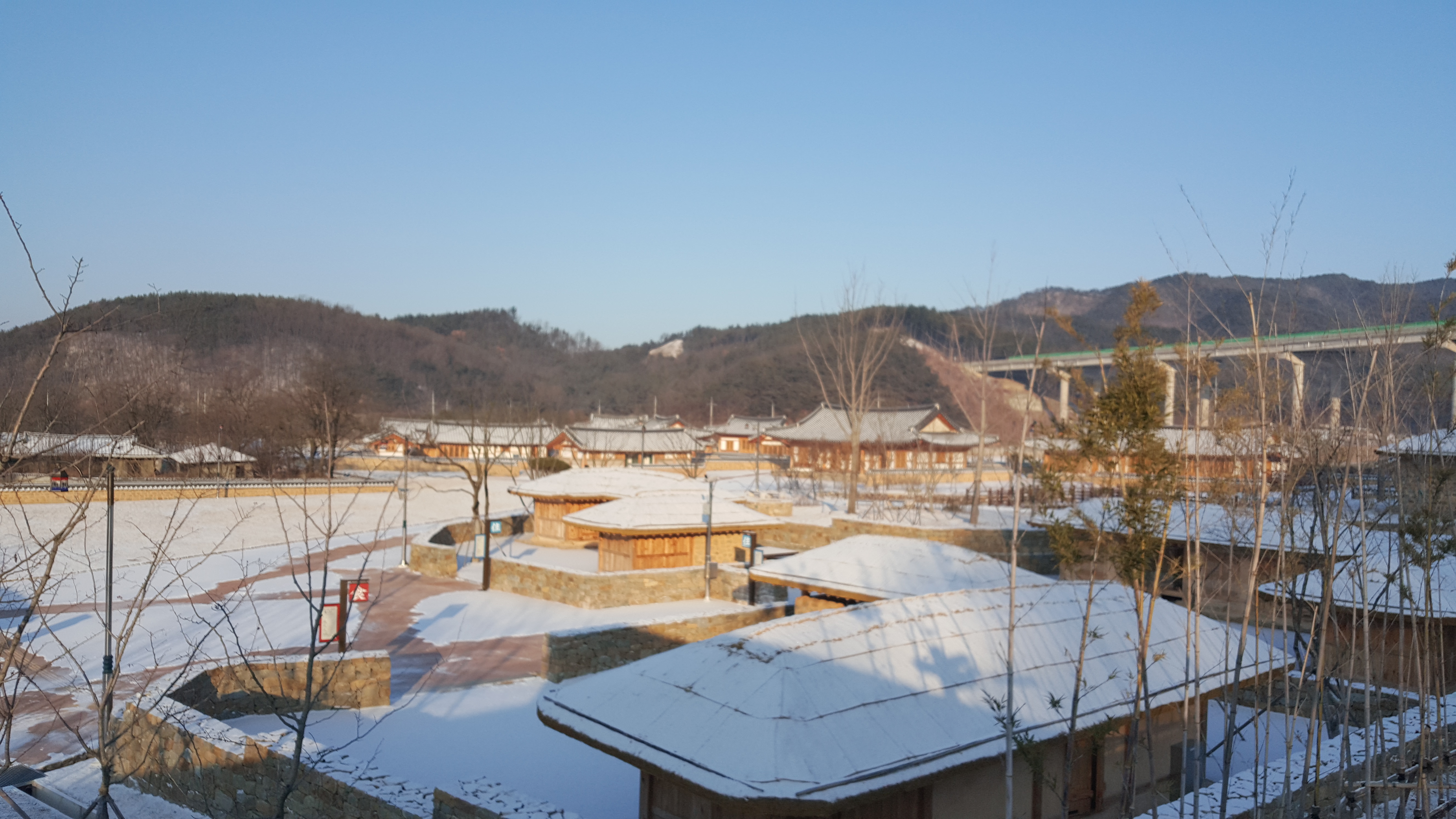 한옥마당에서 시간가는 중 모르고~ 첨부 이미지