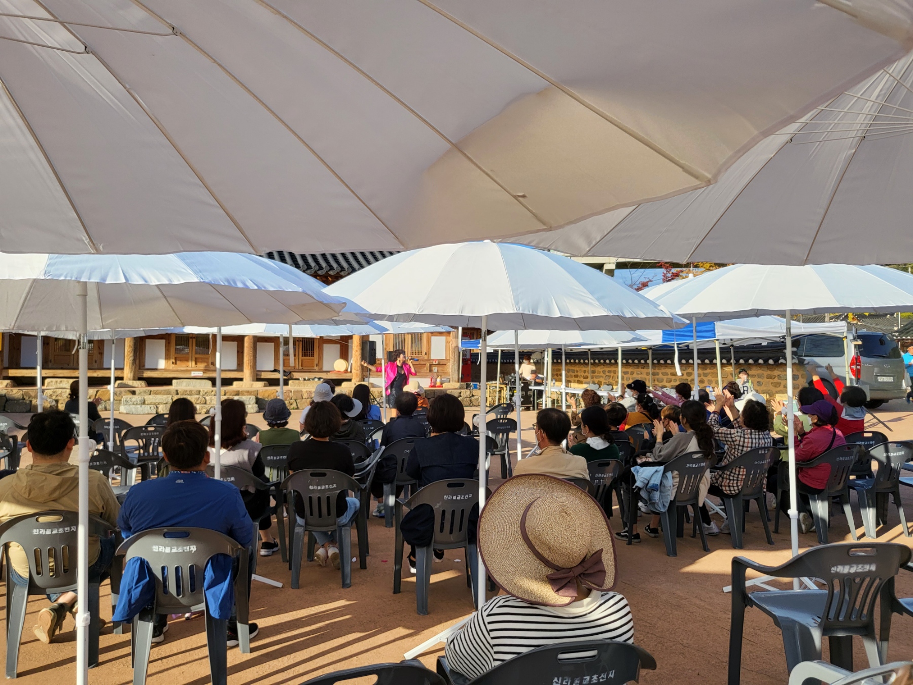 10.15. 행복을 전하는 버스킹 2 첨부 이미지